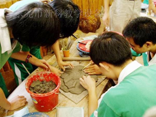 <a href='http://www.szmljz.com/chanpin/55-1.html' target='1' style='font-size:18px; font-weight:bold; color:#000000;'>陶藝功能室</a>2