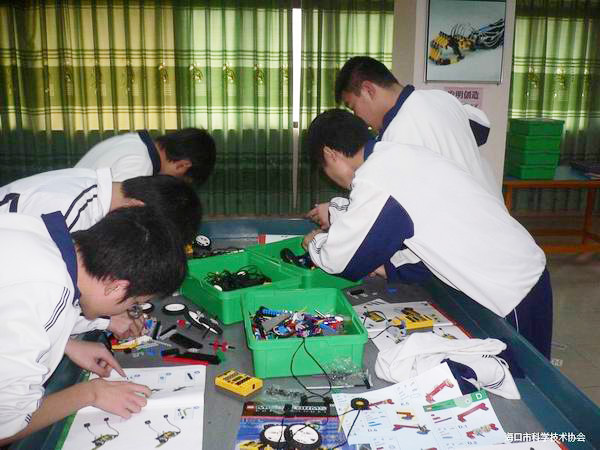 <a href='http://www.szmljz.com/chanpin/60-1.html' target='1' style='font-size:18px; font-weight:bold; color:#000000;'>機(jī)器人功能室</a>